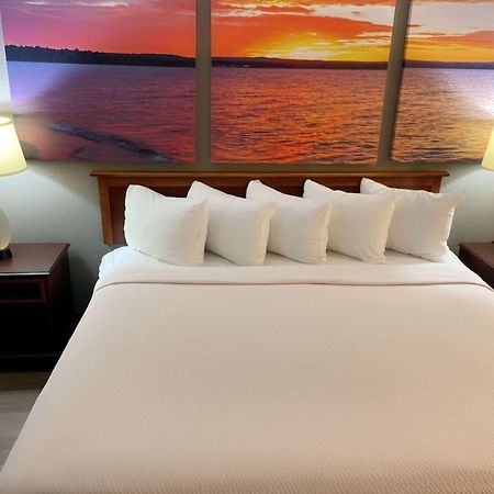 Days Inn & Suites By Wyndham Stevens Point Esterno foto