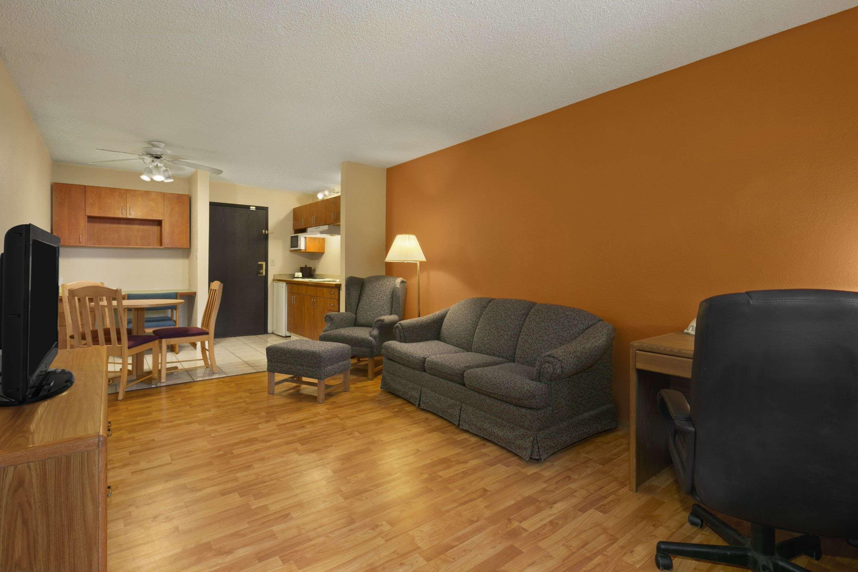 Days Inn & Suites By Wyndham Stevens Point Esterno foto