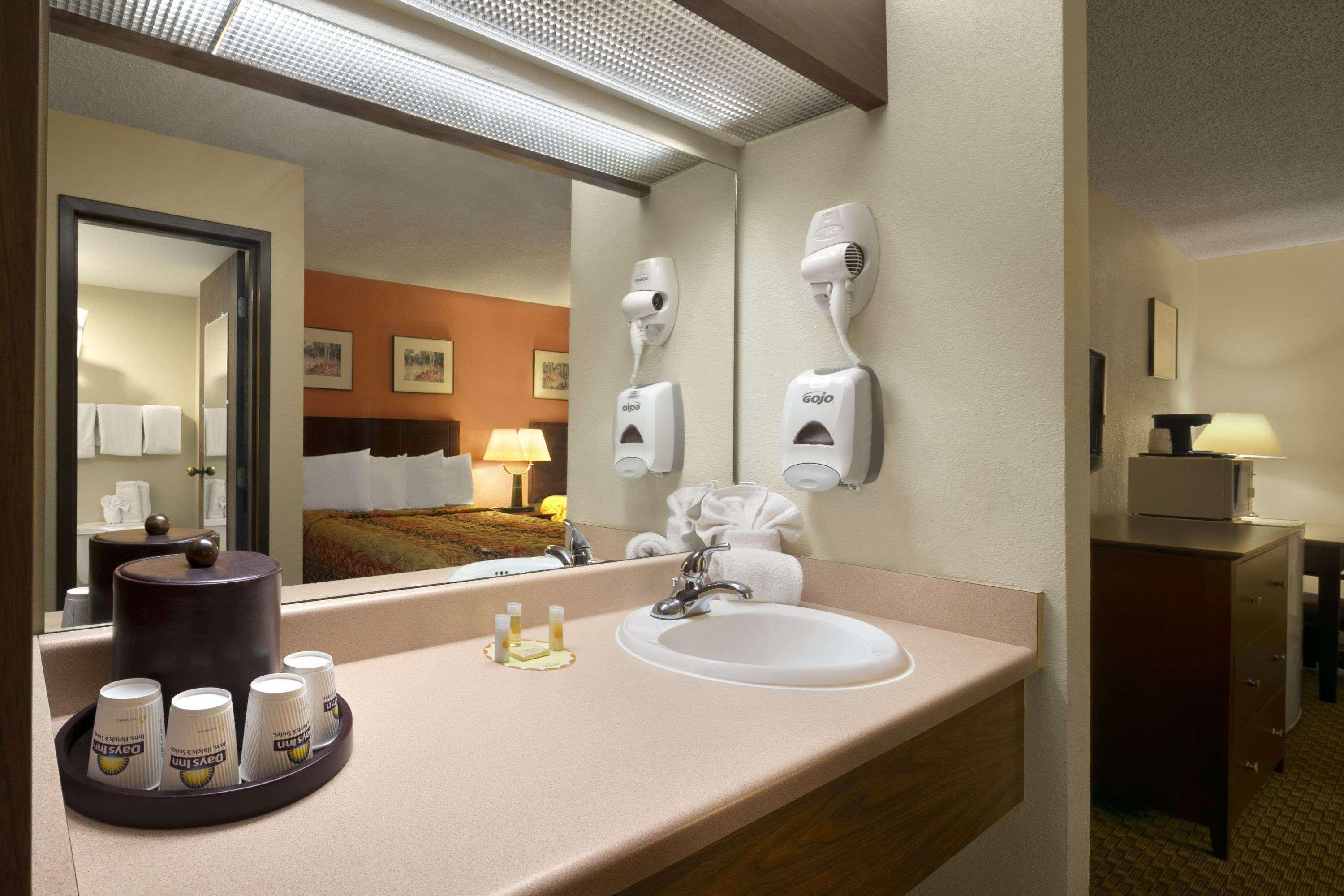 Days Inn & Suites By Wyndham Stevens Point Esterno foto