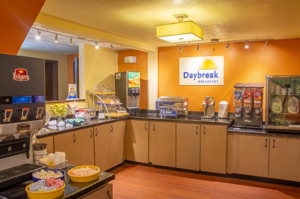 Days Inn & Suites By Wyndham Stevens Point Esterno foto