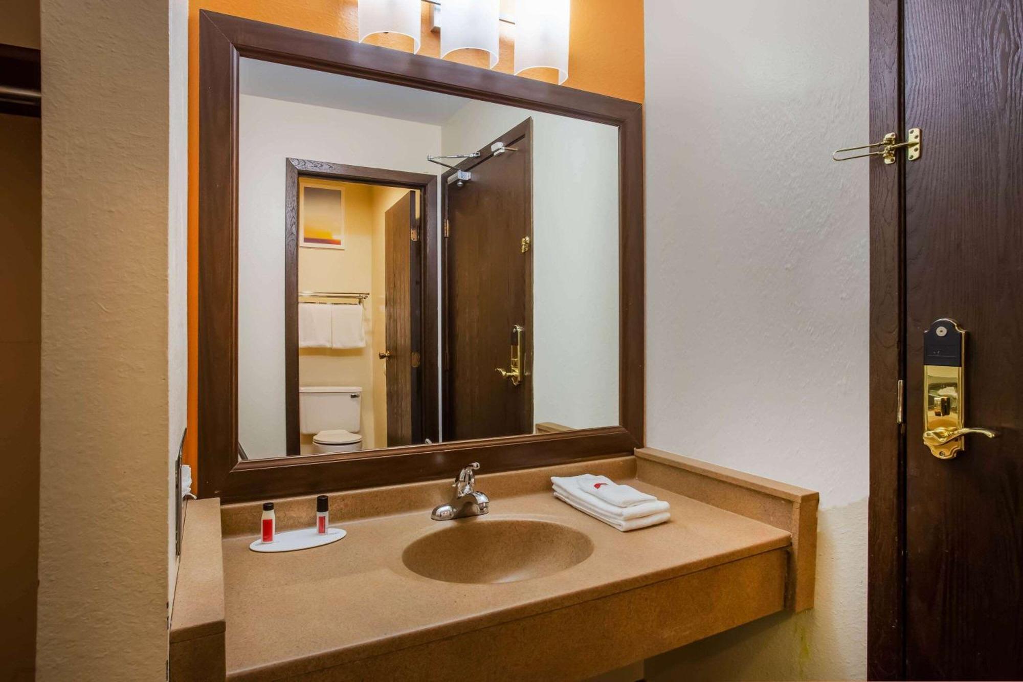 Days Inn & Suites By Wyndham Stevens Point Esterno foto