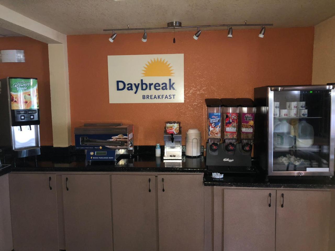 Days Inn & Suites By Wyndham Stevens Point Esterno foto