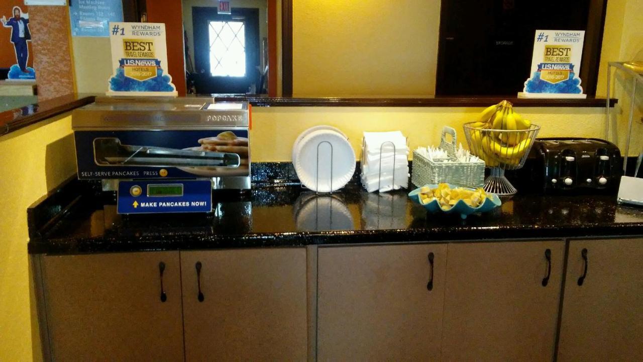Days Inn & Suites By Wyndham Stevens Point Esterno foto