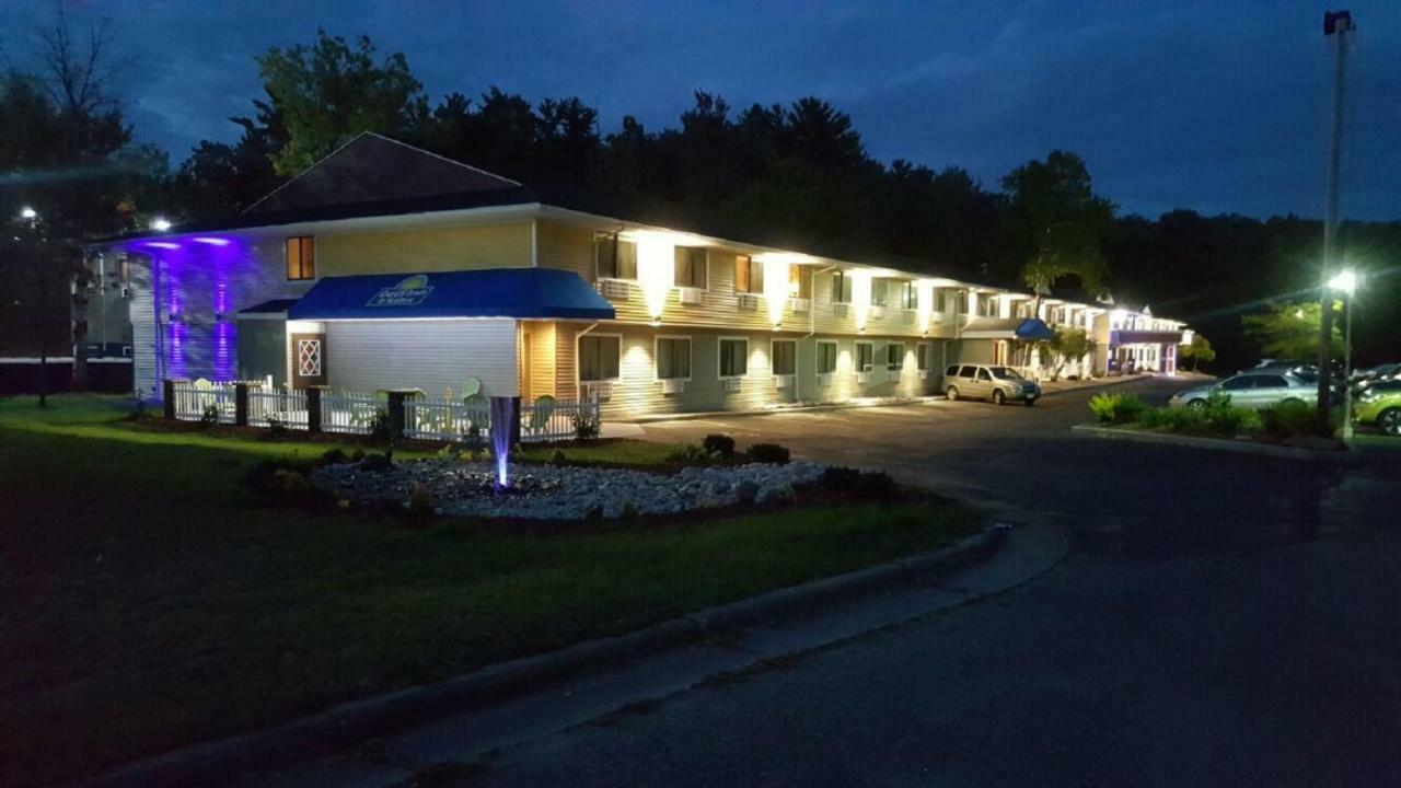 Days Inn & Suites By Wyndham Stevens Point Esterno foto